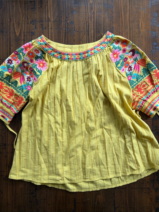 THML Tops - VGUC Textured/embroidered top